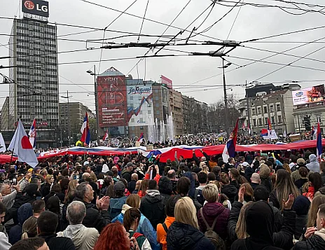 Viele Menschen bei einer Demonstration.
