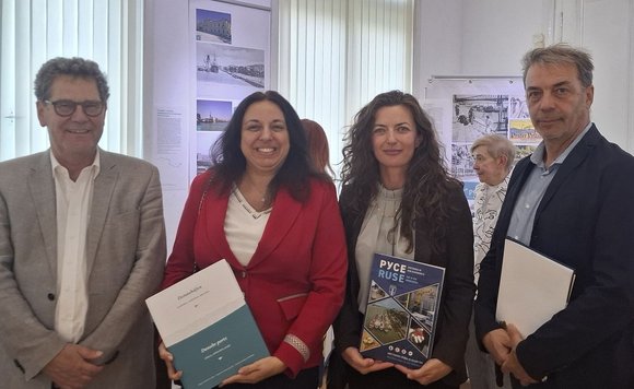 Vier Personen stehen nebeneinander in einem Ausstellungsraum: Prof. Dr. Reinhard Johler, Prof. Dr. Galina Ivanova, PD Dr. Daniela Simon und Prof. Dr. Nikolay Nenov. Die beiden Frauen haben jeweils ein Buch in der Hand.