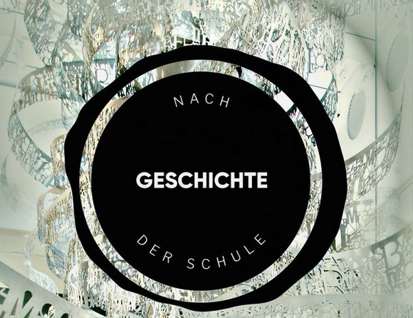 Logo der Podcast-Reihe "Geschichte nach der Schule": schwarzer Kreis auf grauem unruhigen Hintergrund. Darin steht "Geschichte nach der Schule"