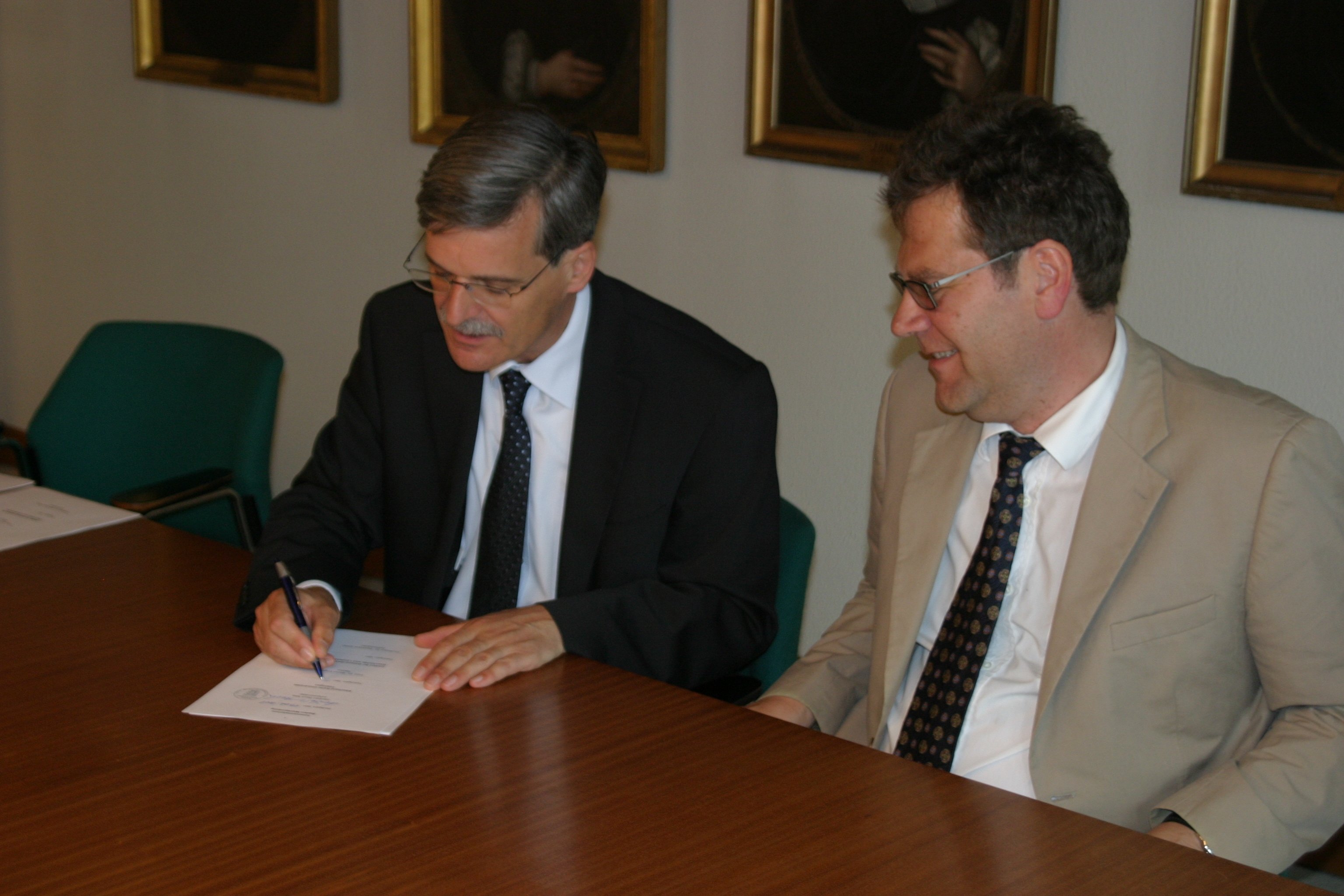 Unterzeichnung der Kooperationsvereinbarung zwischen der Universität Tübingen und IdGL. Im Bild sind der Rektor der Universität Tübingen und der Leiter des IdGL