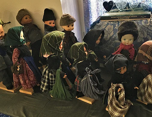 Das Foto zeigt Trachtenpuppen einer Puppenausstelleung in Geresdlak.