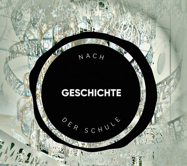 Logo der Podcast-Reihe "Geschichte nach der Schule": schwarzer Kreis auf grauem unruhigen Hintergrund. Darin steht "Geschichte nach der Schule"
