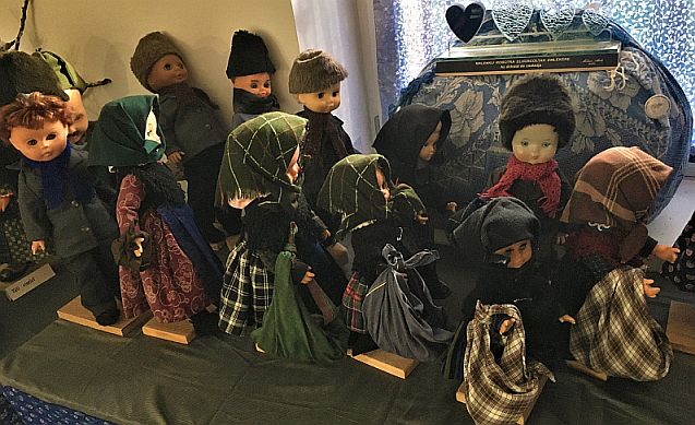 Das Foto zeigt Trachtenpuppen einer Puppenausstelleung in Geresdlak.