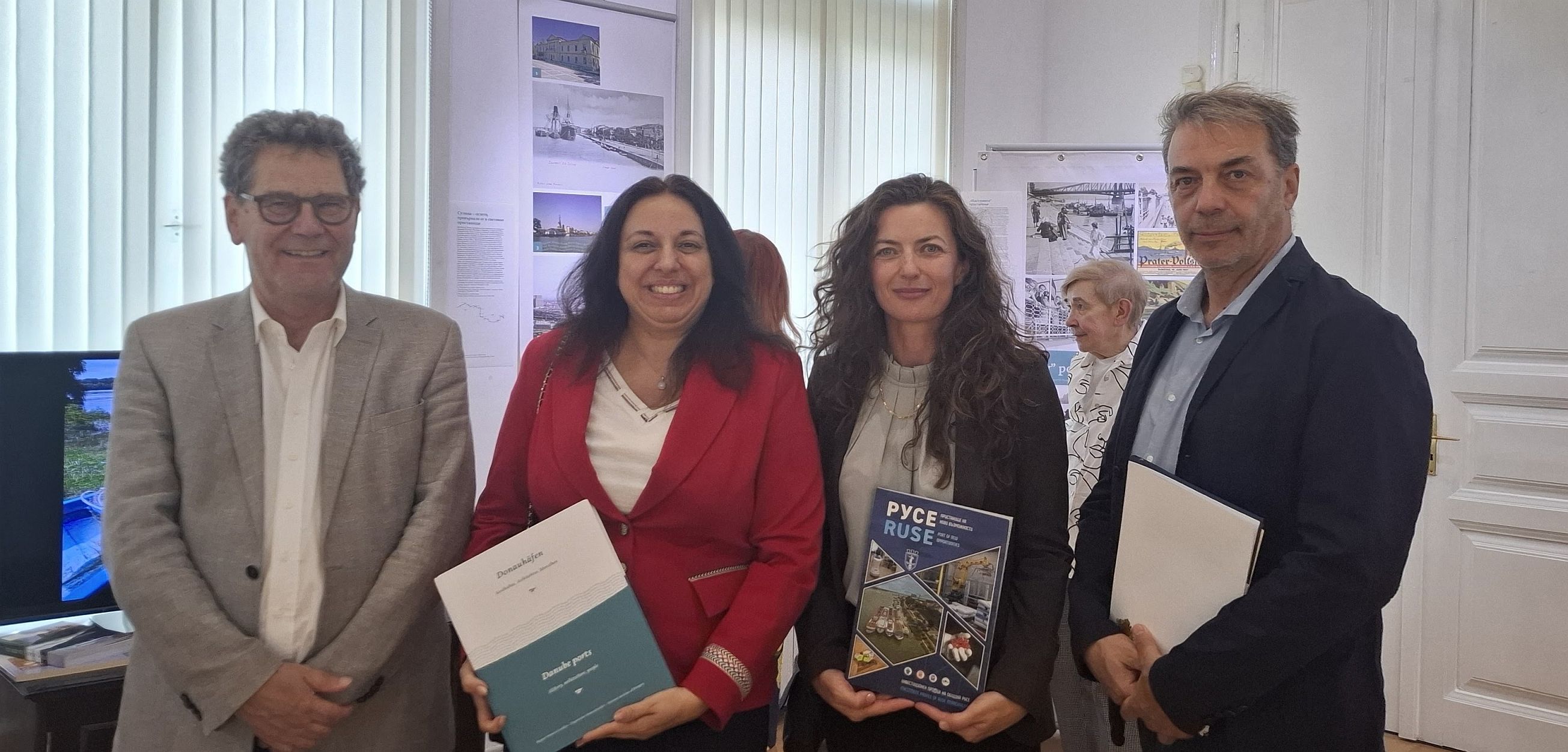 Vier Personen stehen nebeneinander in einem Ausstellungsraum: Prof. Dr. Reinhard Johler, Prof. Dr. Galina Ivanova, PD Dr. Daniela Simon und Prof. Dr. Nikolay Nenov. Die beiden Frauen haben jeweils ein Buch in der Hand.
