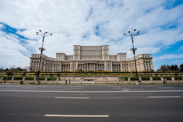 Das Bild zeigt das Parlamentsgebäude in Bukarest