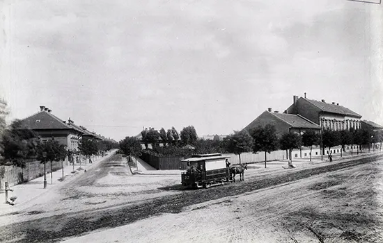 Das Bild zeigt ein altes Foto der Orczy-Straße in Budapest um 1890.