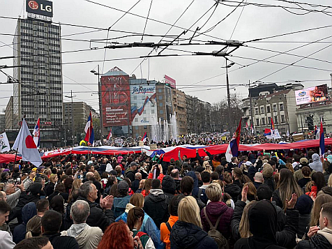 Das Foto zeigt viele Menschen bei einer Demonstration.