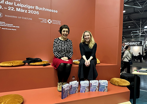 Das Foto zeigt Frau Spiridon und Frau Kiraly sitzend vor Büchern.