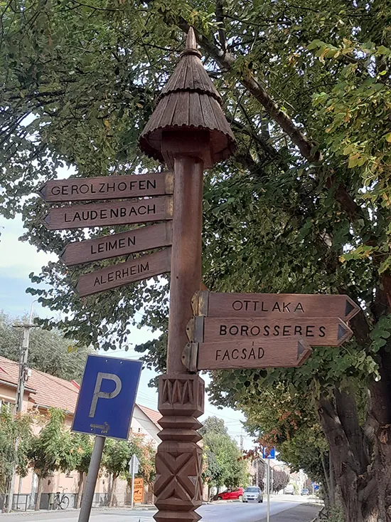 Das Foto zeigt Schild mit den Namen der Städtepartner der Stadt Elek in Ungarn 