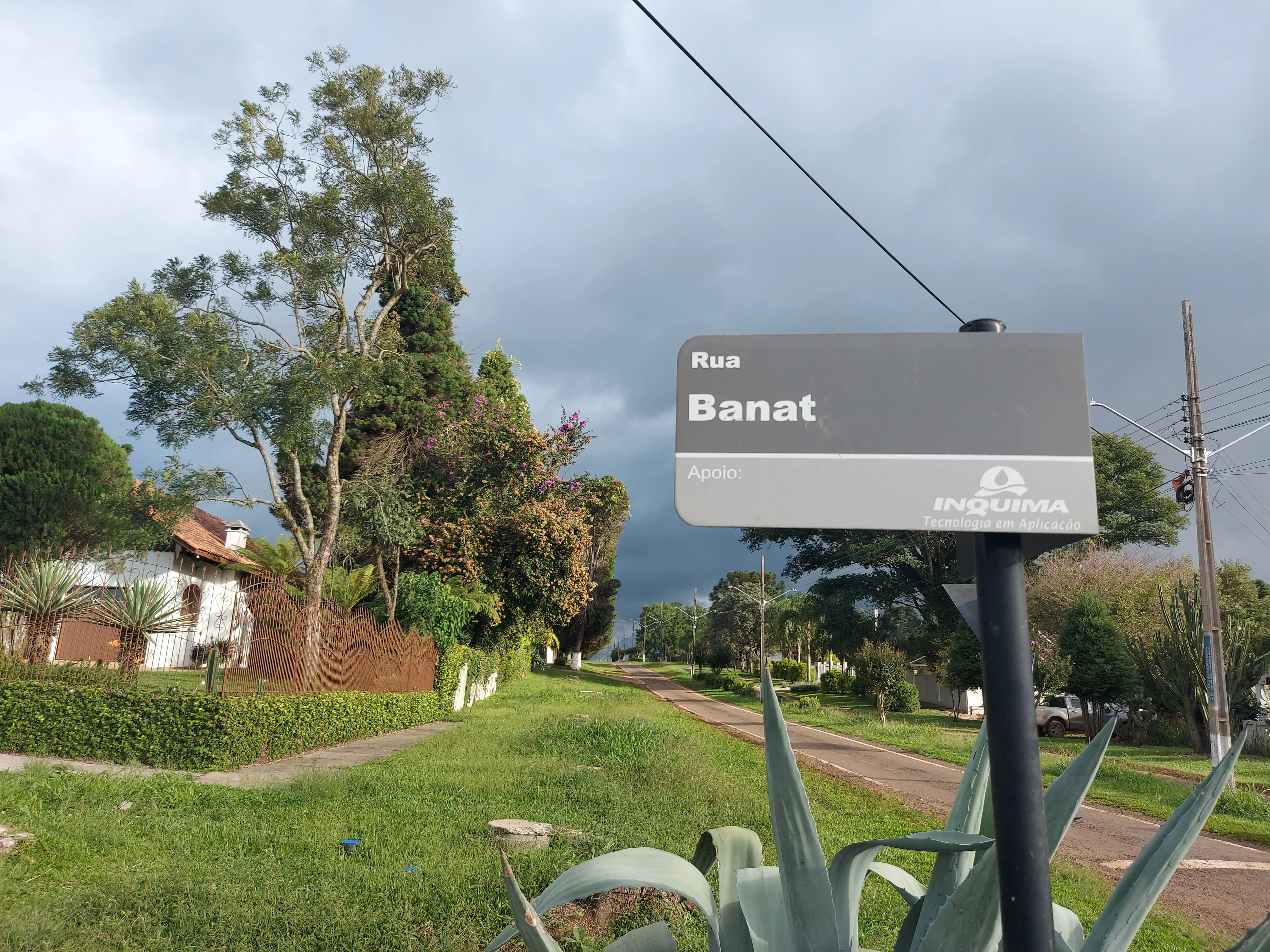 Das Bild zeigt ein Straßenschild "Rua Banat" in Entre Rios/Guarapuava, Paraná, Brasilien