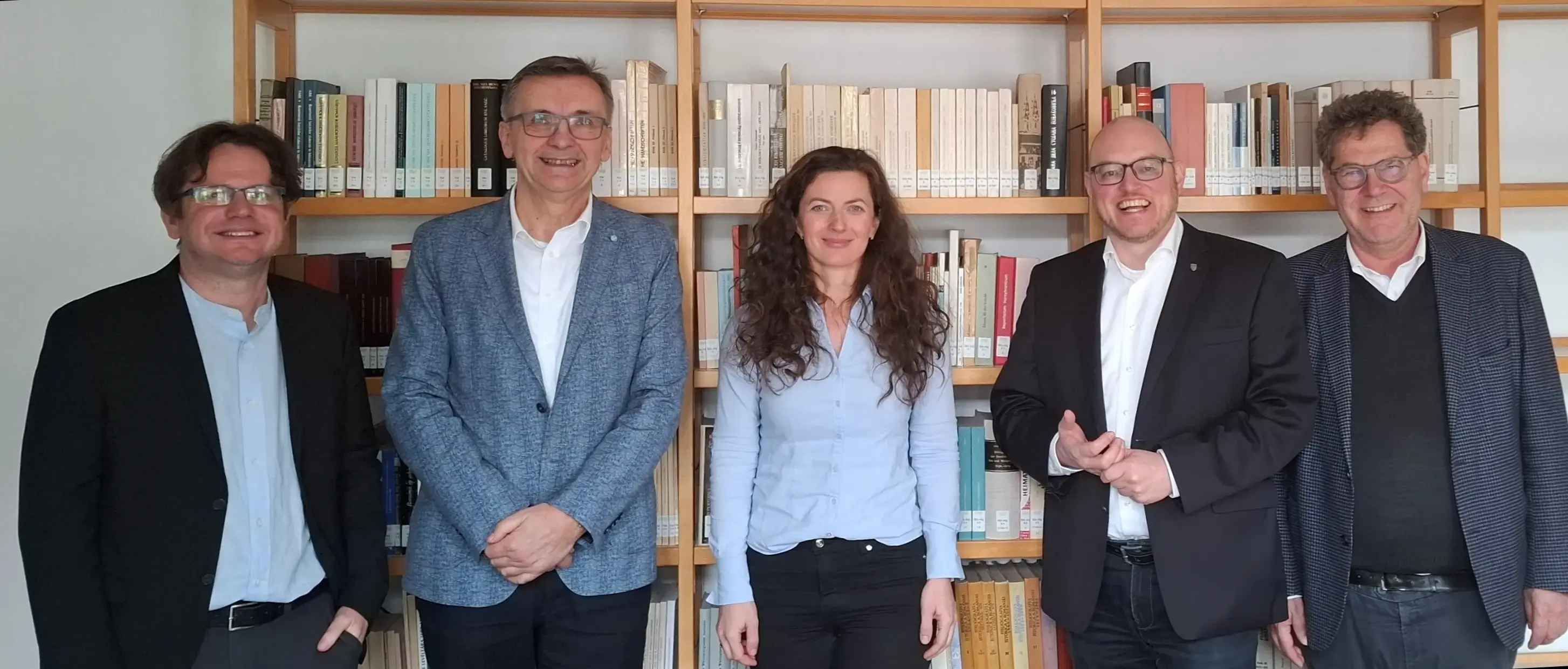 Das Bild zeigt die Teilnehmenden des Forums Landsmannschaften. Jürgen Harich, Peter-Dietmar Leber, PD Dr. Daniela Simon, Joschi Ament, Prof. Dr. Reinhard Johler