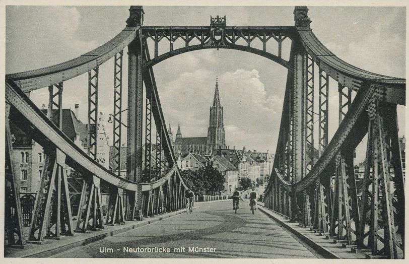 Das Bild ist eine alte Ansichtskarte von Ulm und zeigt die Neutorbrücke und Münster