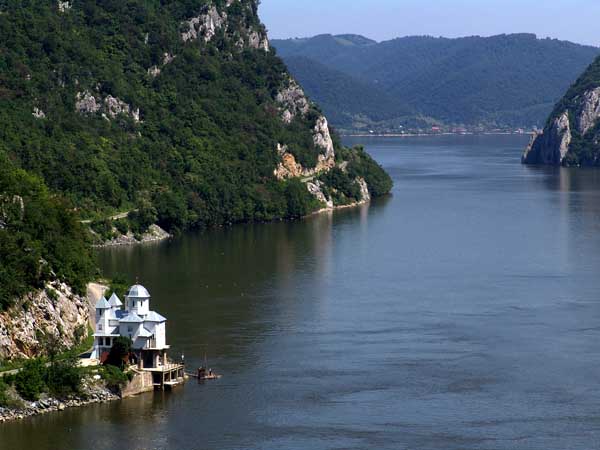 Foto zeigt den Fluss Donau