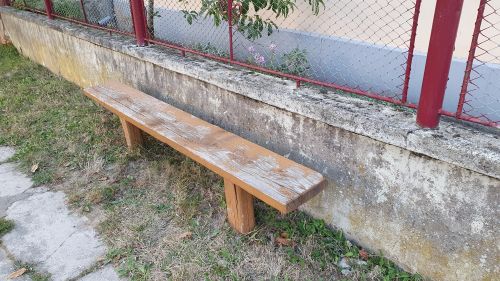 Bank vor einer Mauer