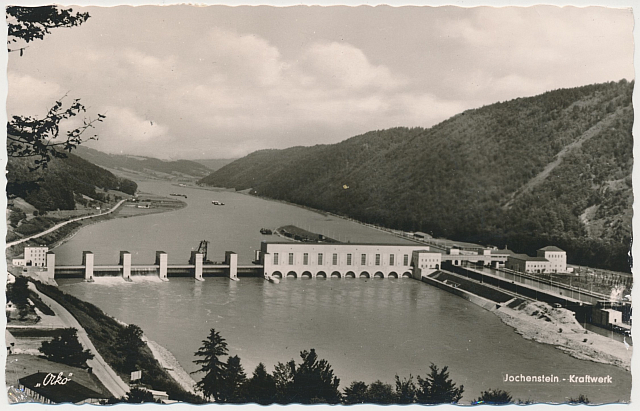 Altes schwarz-weiß Foto eines Flusskraftwerks