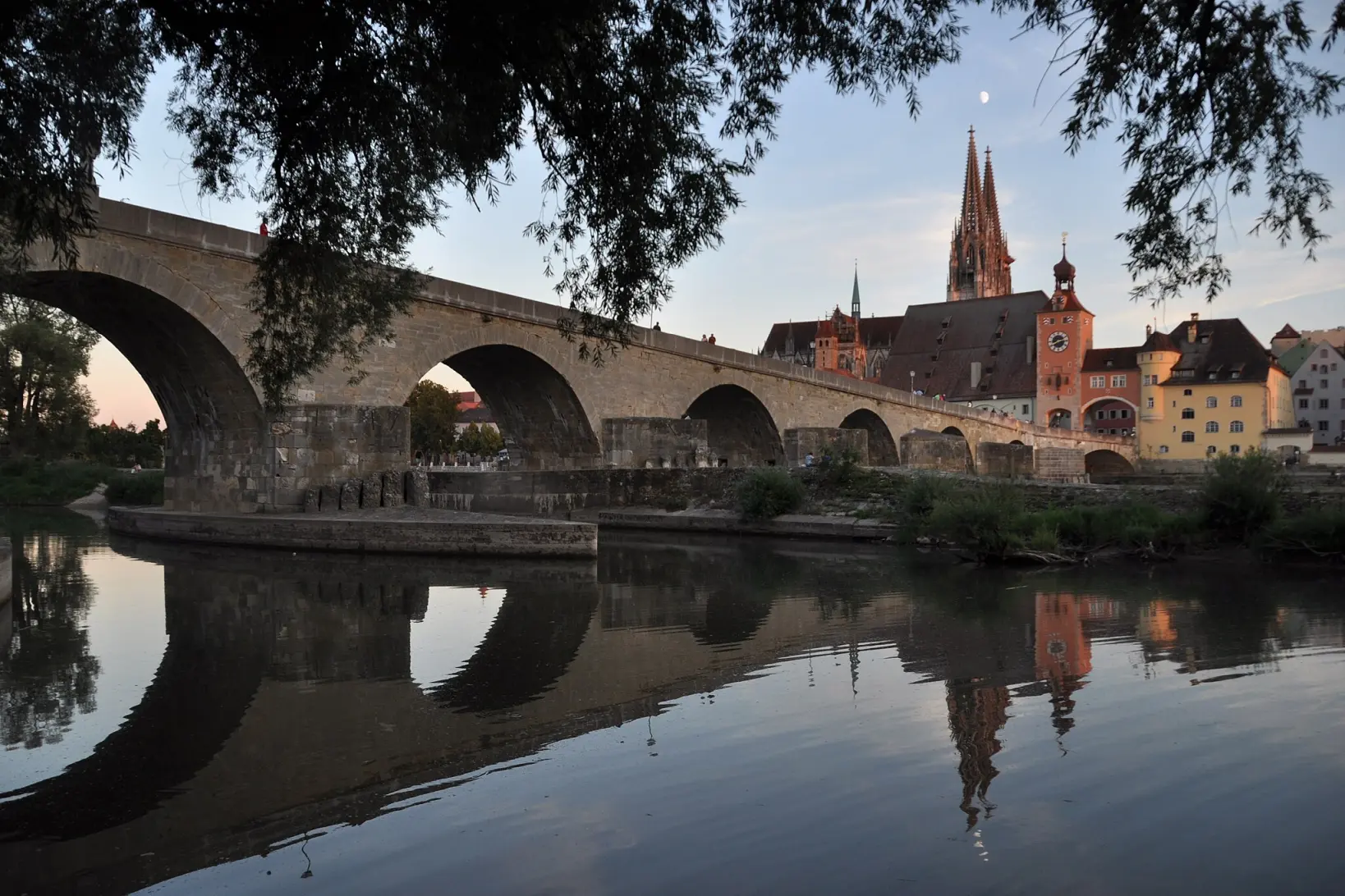 Foto zeigt die Steinerne Brücke in Regensburg